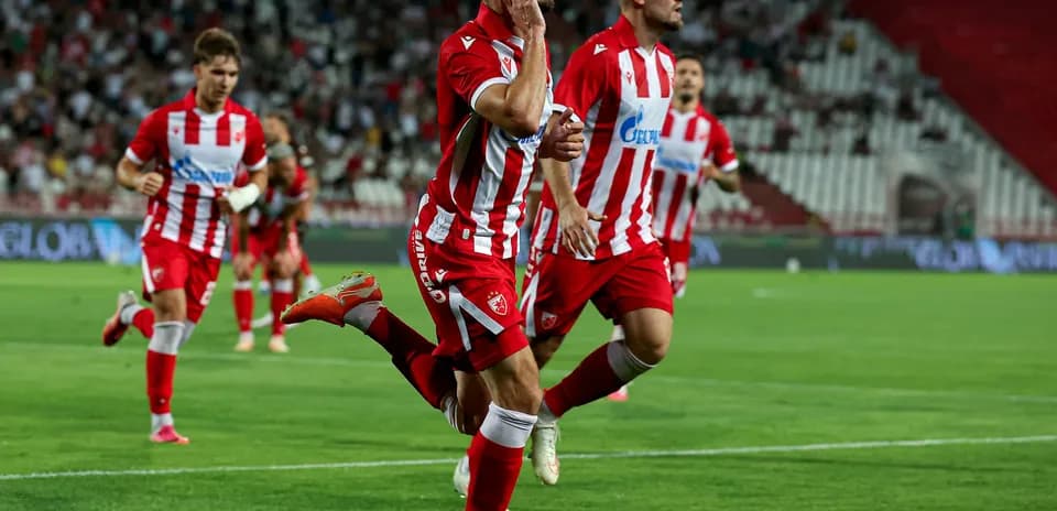 Jugadores de FK Crvena Zvezda celebrando un gol