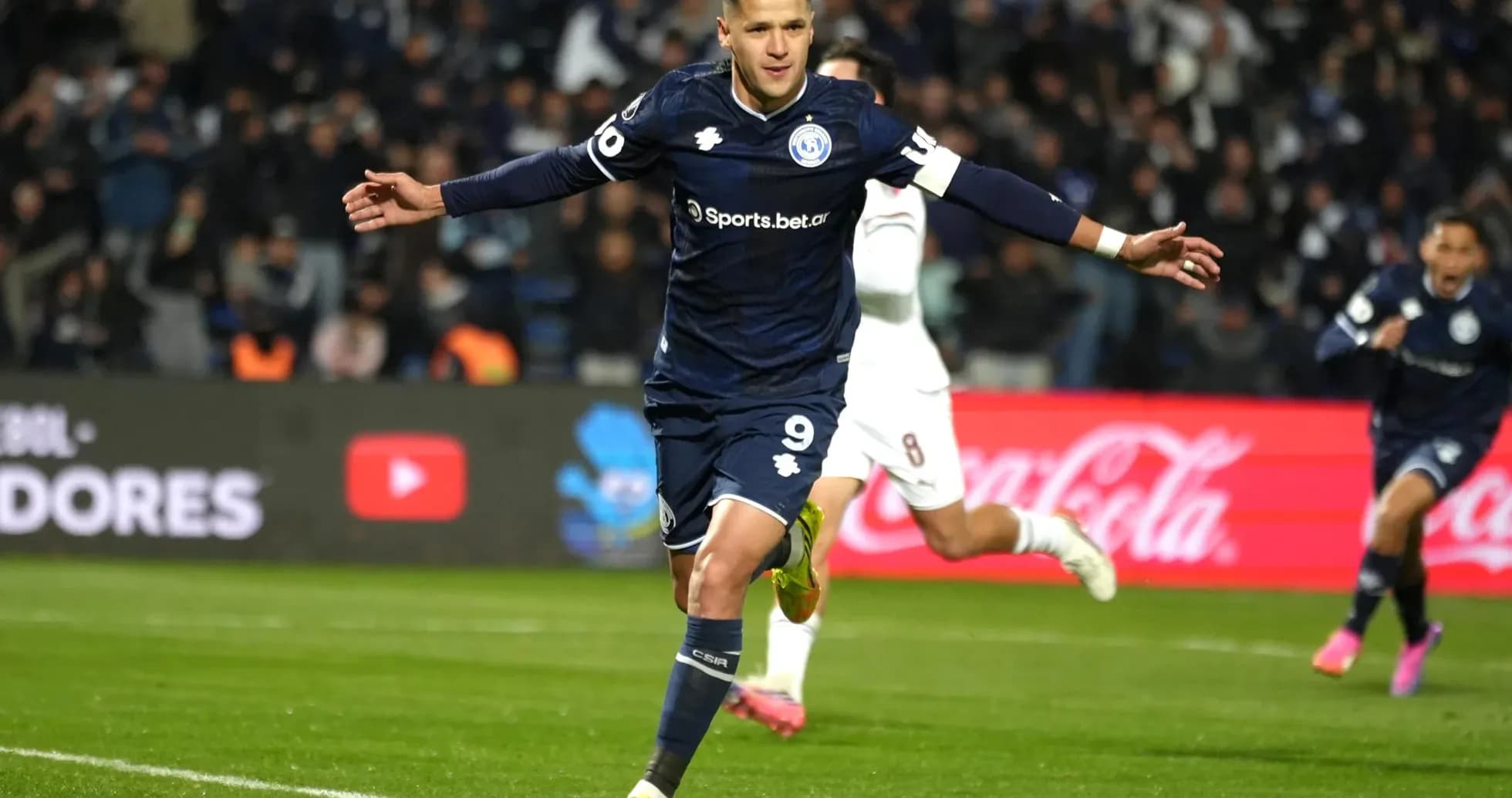 Jugador celebrando un gol en un partido