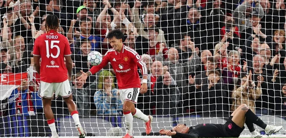 Jugadores de Manchester United celebrando gol en partido
