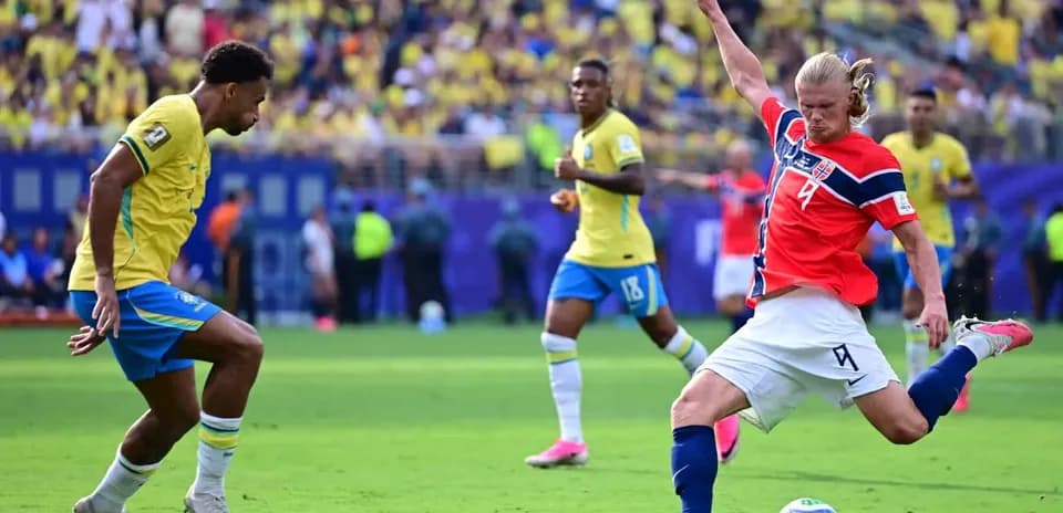 Jugador de Brasil enfrentando a Noruega en el Mundial