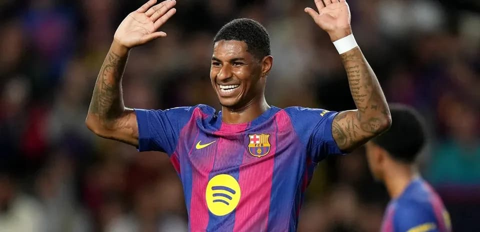 Jugador de Barcelona saludando al público en el campo