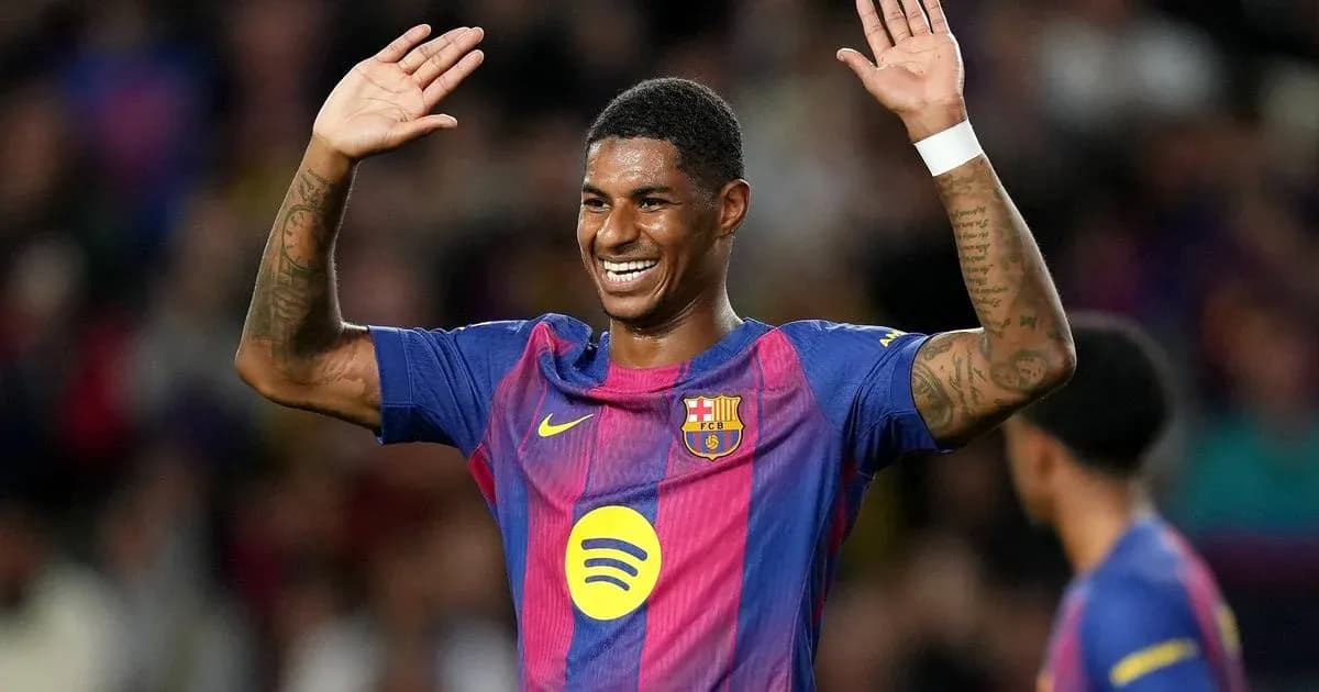 Jugador de Barcelona saludando al público en el campo