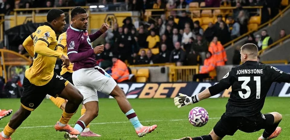 Un jugador de Burnley disparando a portería