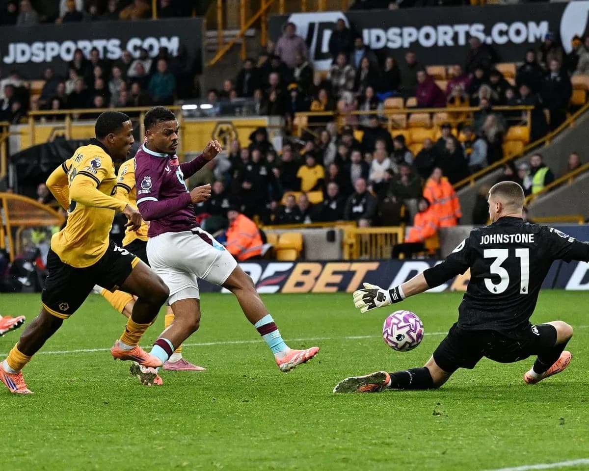 Un jugador de Burnley disparando a portería Un jugador de Burnley disparando a portería