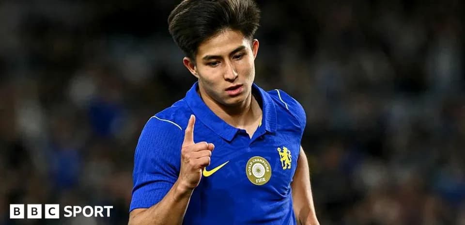 Jugador de Chelsea señalando con un dedo durante el partido