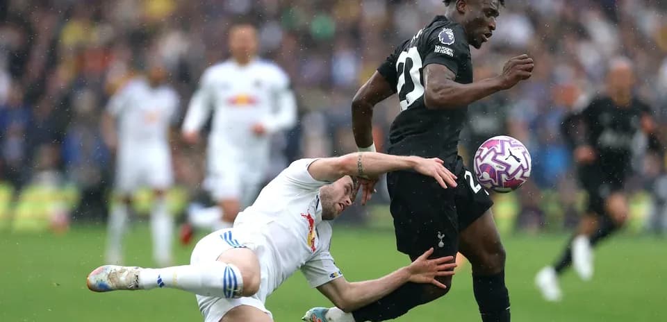 Jugador de Tottenham esquivando a un oponente en el suelo