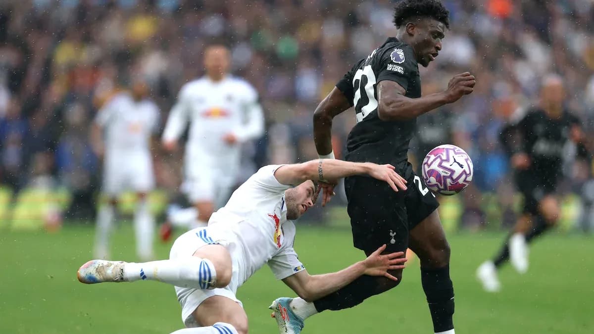 Jugador de Tottenham esquivando a un oponente en el suelo