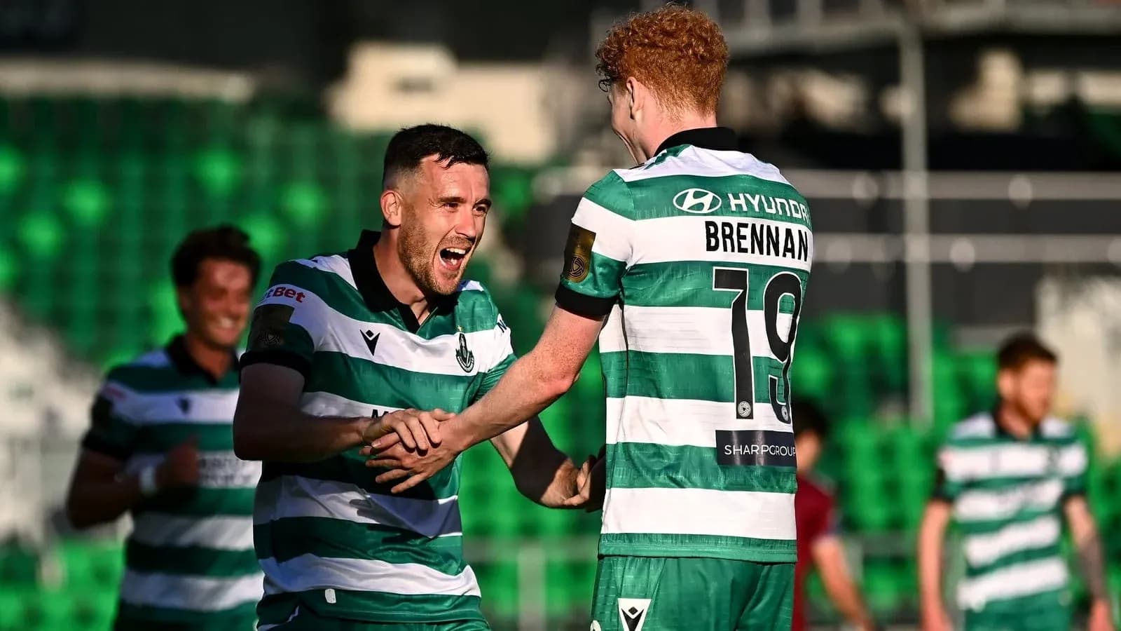 Jugadores de Sporting celebrando un gol en el campo