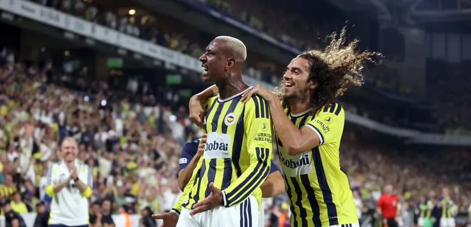 Celebración de jugadores de Fenerbahçe en el estadio