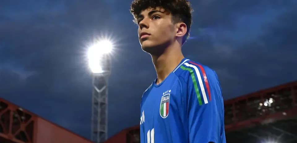 Jugador de Italia en campo con camiseta azul
