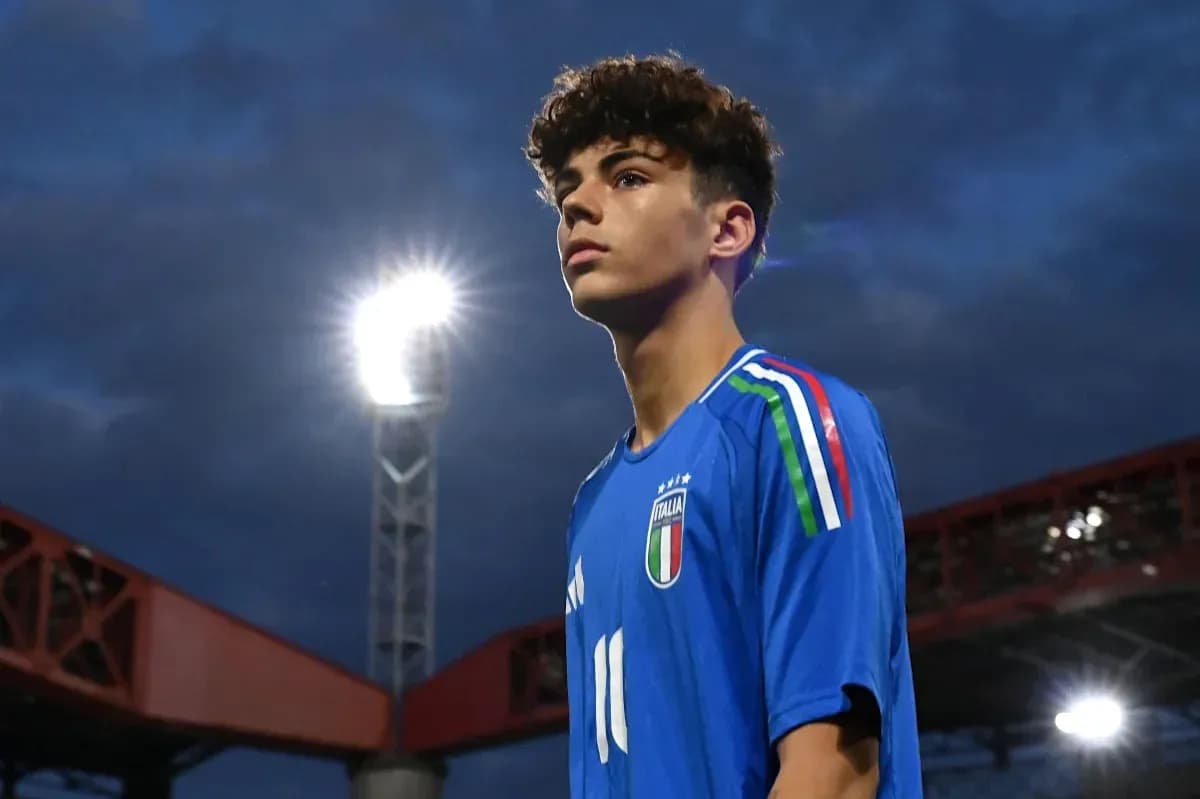 Jugador de Italia en campo con camiseta azul