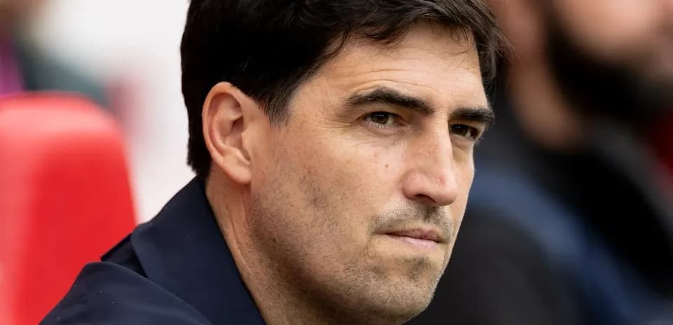 Entrenador sentado en el banquillo durante el partido