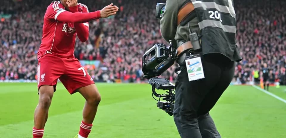 Jugador de Liverpool celebrando con aficionados
