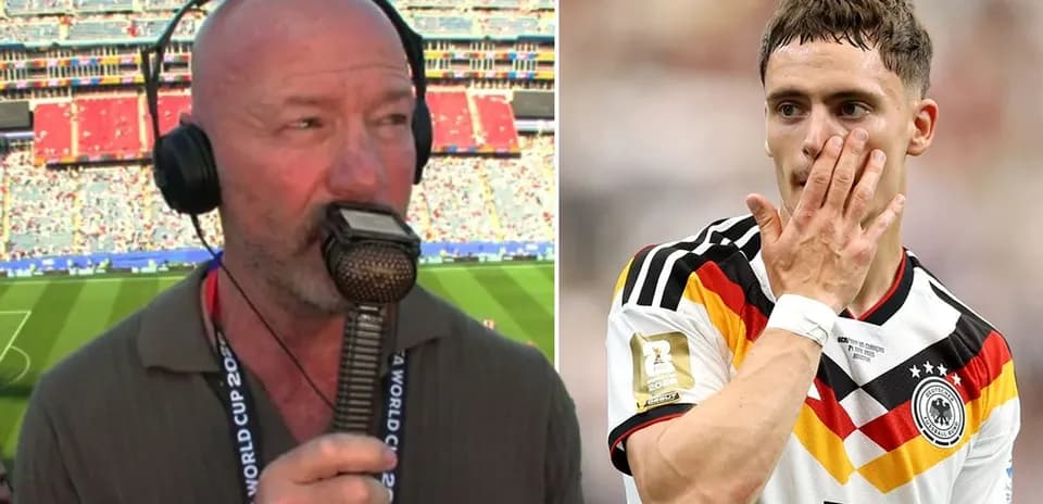 Comentarista en estadio y jugador alemán tocándose la cara