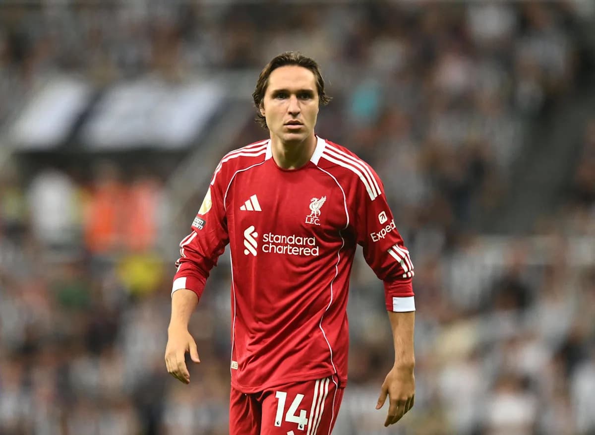 Jugador de Liverpool en uniforme rojo durante partido