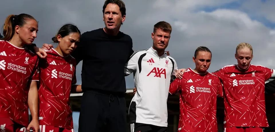 Jugadoras de Liverpool junto al cuerpo técnico en reunión