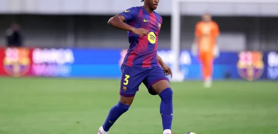 Jugador de Barcelona conduciendo el balón en el campo