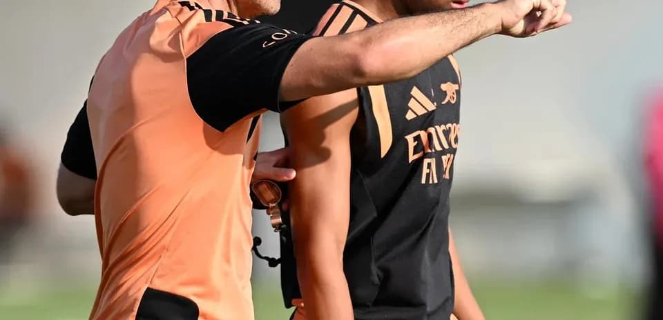 Entrenador hablando con jugador durante sesión de entrenamiento