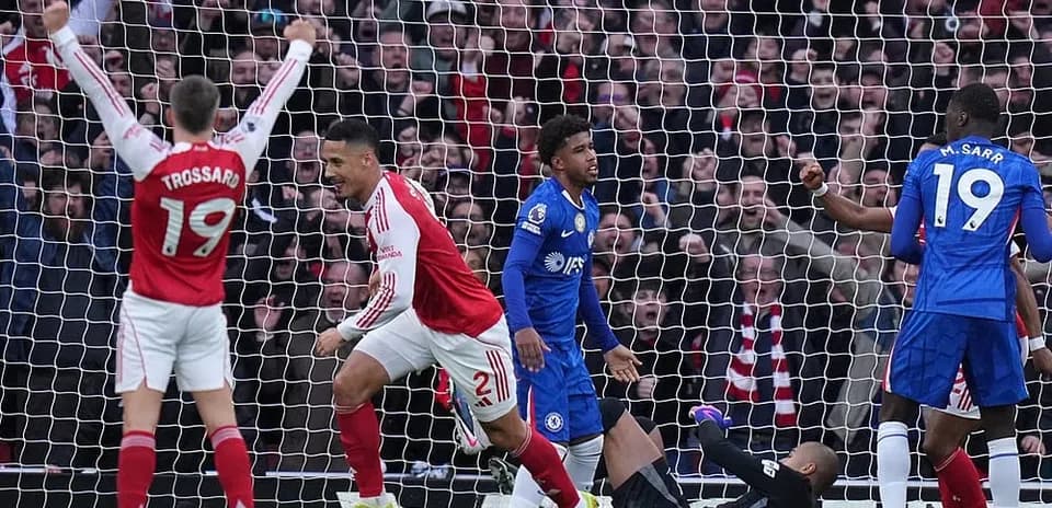 Jugadores de Arsenal celebrando un gol contra Chelsea
