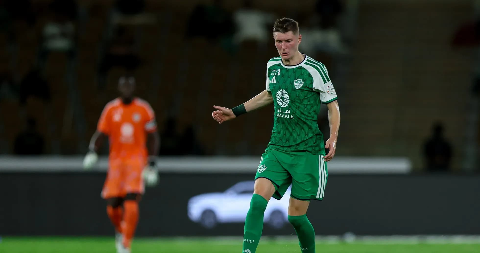 Jugador de fútbol en uniforme verde durante el partido