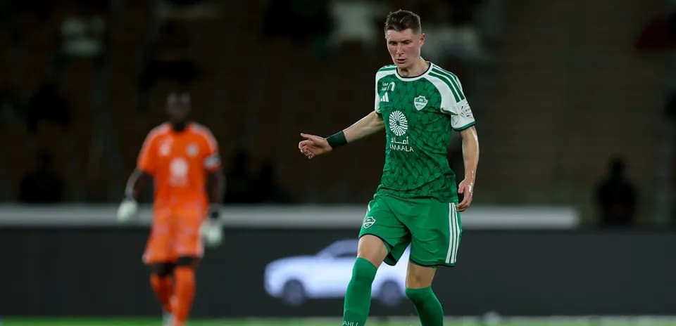 Jugador de fútbol en uniforme verde durante el partido