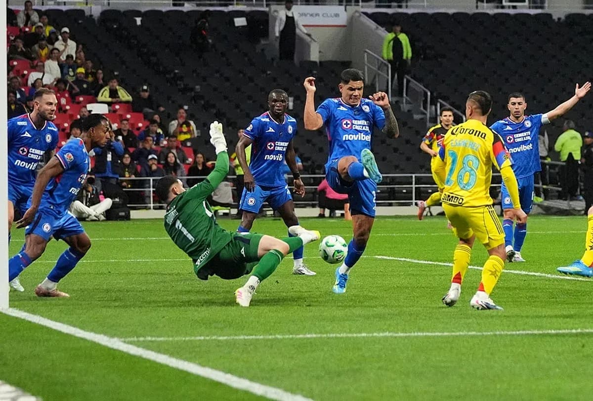 Jugador de Cruz Azul en acción contra América Jugador de Cruz Azul en acción contra América