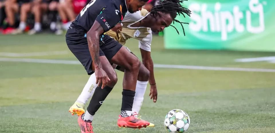 Dos jugadores luchando por el balón en el partido