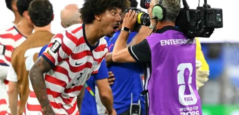 Jugador estadounidense celebra frente a cámara de televisión