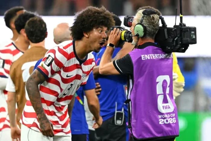 Jugador estadounidense celebra frente a cámara de televisión