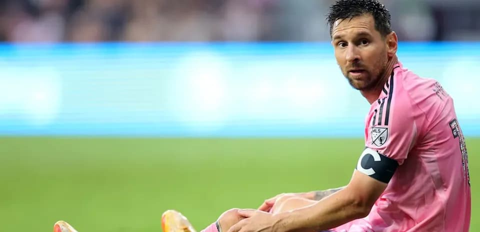 Lionel Messi sentado en el campo durante el partido