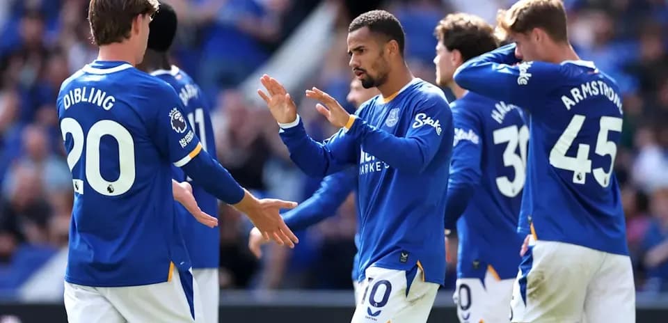 Jugadores de Everton celebrando un gol en el campo