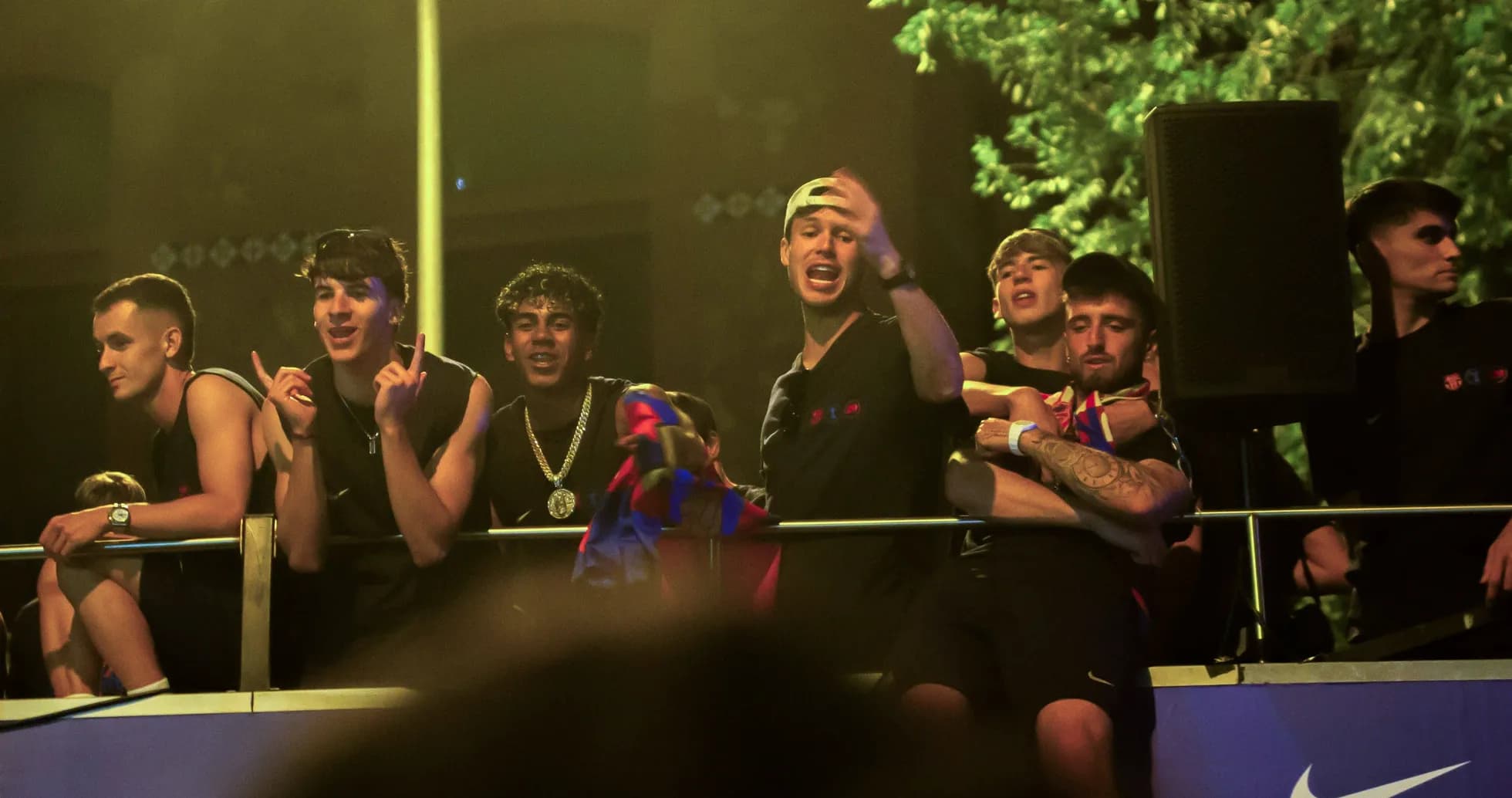 Grupo de aficionados celebrando en un evento deportivo