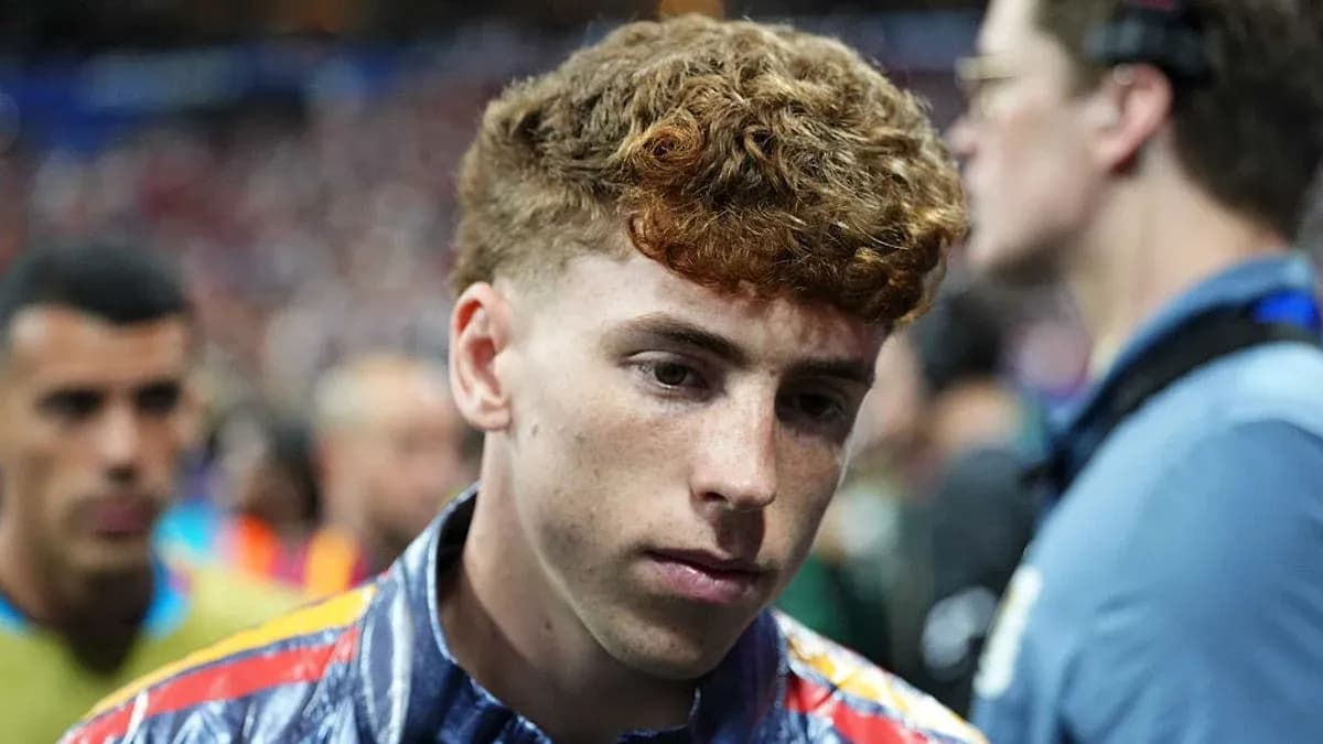 Jugador con cabello rizado saliendo del campo