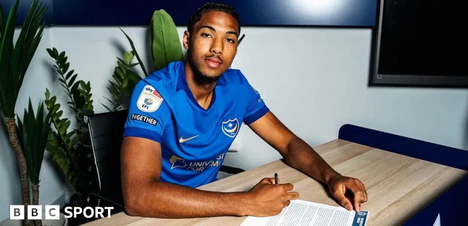 Jugador firmando contrato en oficina del club