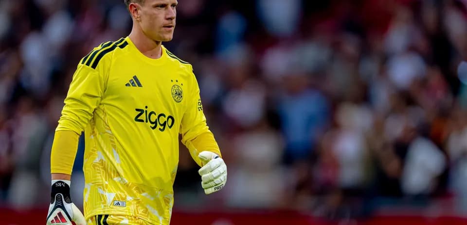 Portero de Ajax con uniforme amarillo en el campo