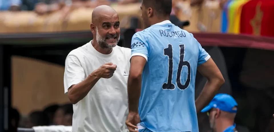 Entrenador hablando con jugador en la línea lateral