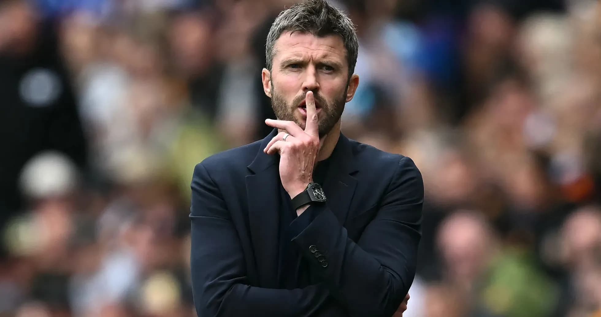 Entrenador señalando silencio durante el partido