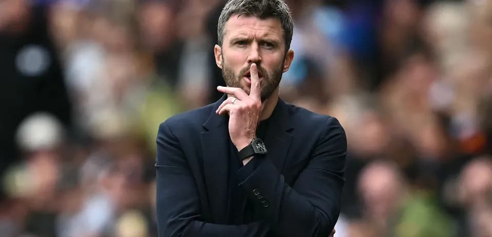 Entrenador señalando silencio durante el partido