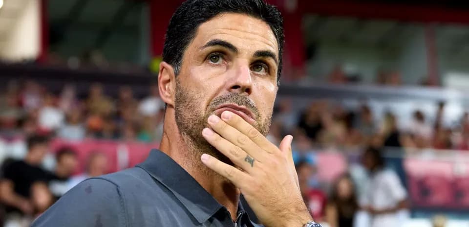 Entrenador observando desde la banda del campo
