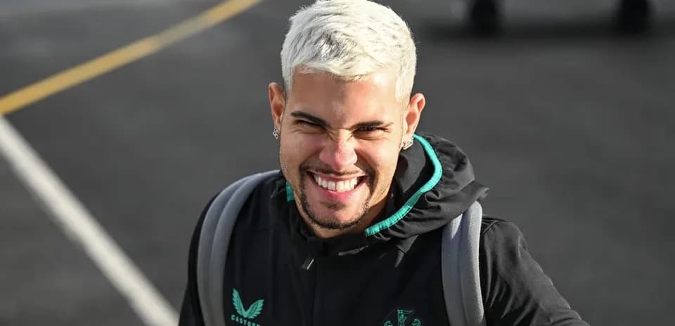 Jugador sonriente con camiseta de Newcastle United