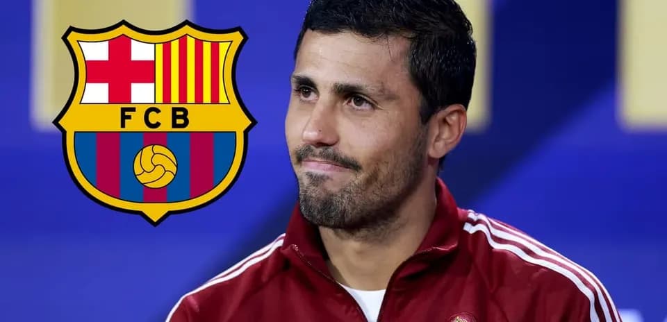 Jugador en conferencia de prensa con logo del FC Barcelona