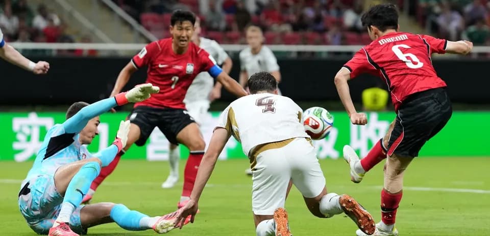 Acción de fútbol entre Corea del Sur y República Checa