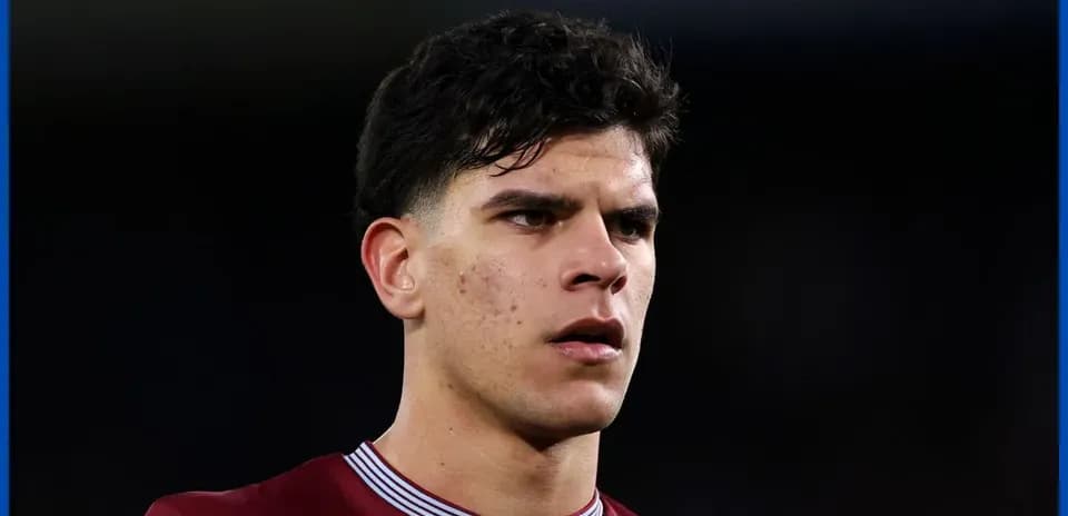 Jugador con camiseta granate durante un partido