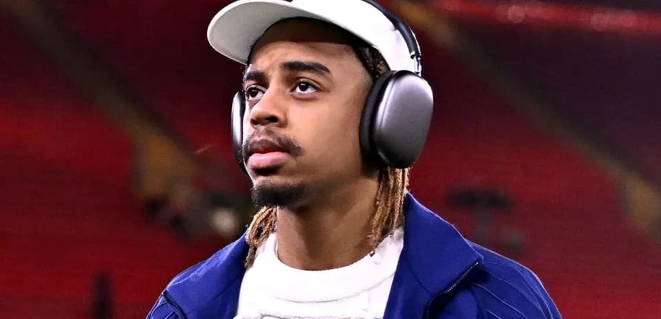 Jugador con auriculares en el estadio antes del partido