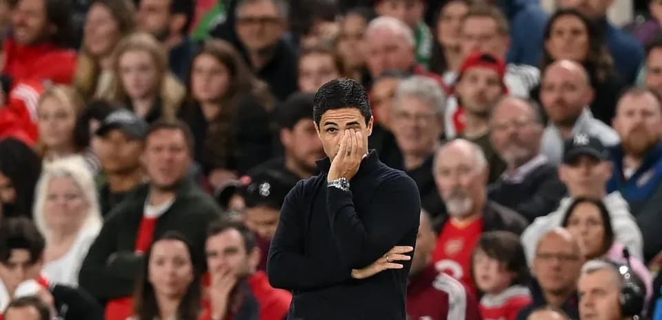 Entrenador observando el partido desde la banda
