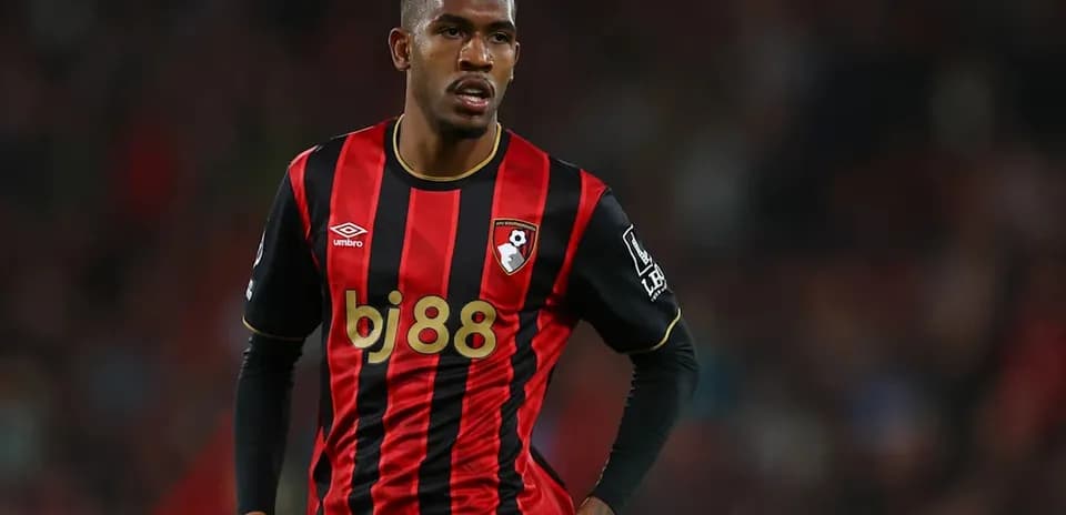 Jugador de Bournemouth con camiseta roja y negra en el campo