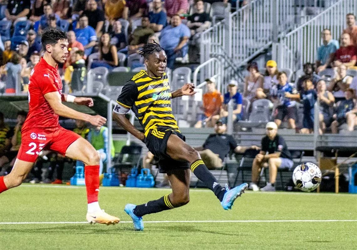 Jugador del Pittsburgh Riverhounds en acción