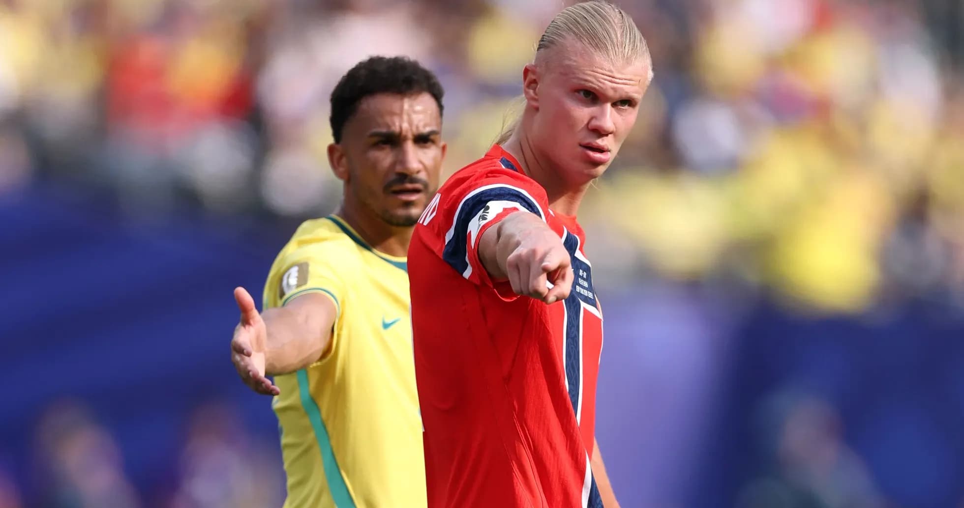 Jugadores de Noruega y Brasil discutiendo durante el partido
