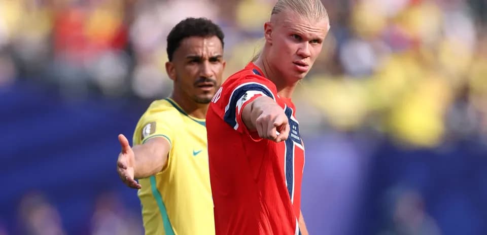 Jugadores de Noruega y Brasil discutiendo durante el partido