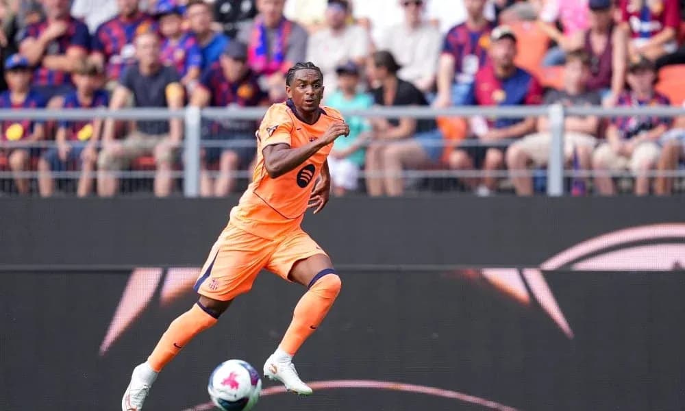 Jugador corriendo en uniforme naranja durante el partido
